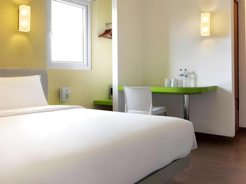 Amaris Hotel Mangga Besar Джакарта Екстериор снимка